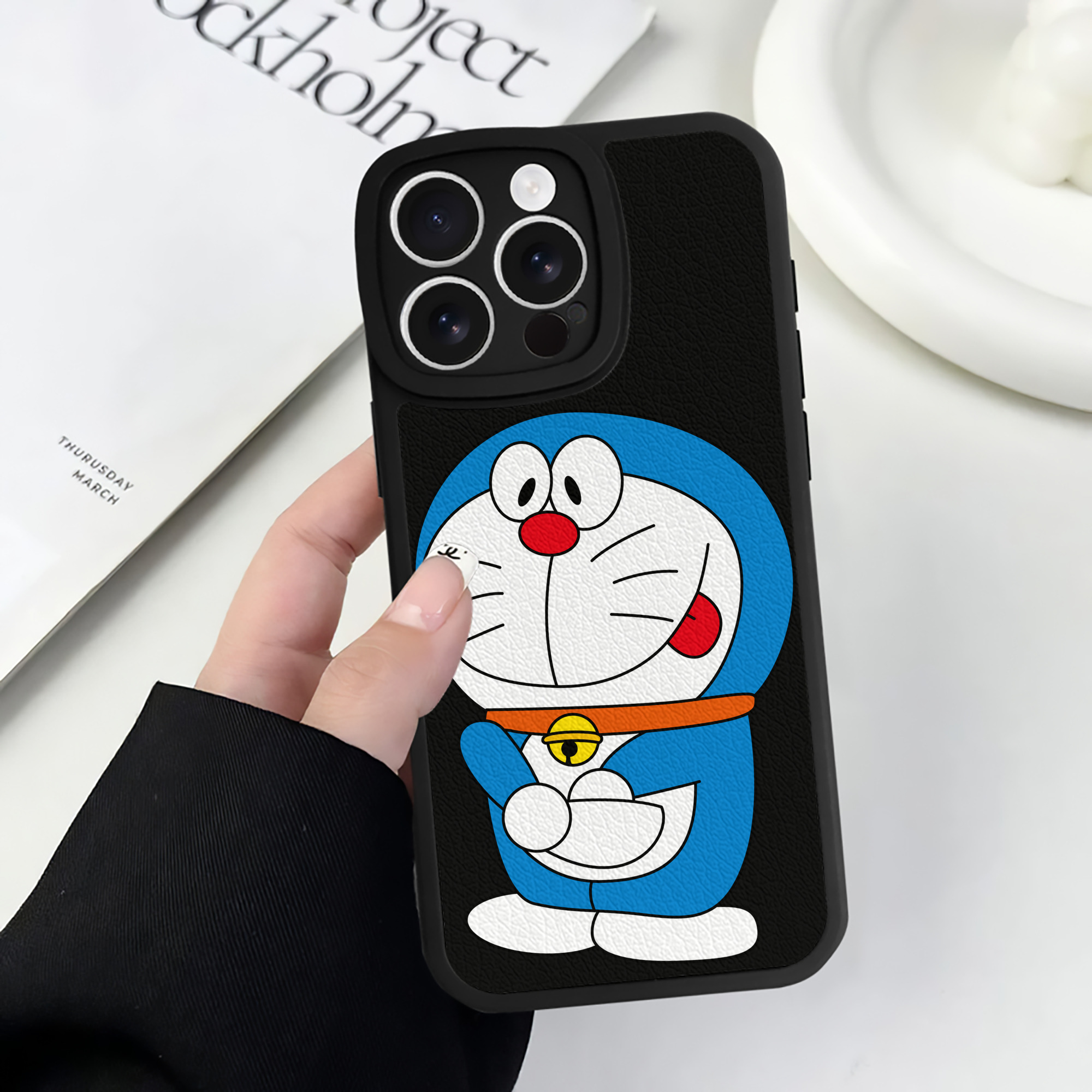 （画像用） ドラえもん Doraemon 【iPhone 16シリーズ対応】シリコンスマホケース（レザー調） 材質：シリコン